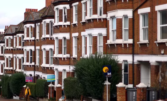 Αγγλία: Η στεγαστική κρίση που μετατρέπεται σε κοινωνική βόμβα