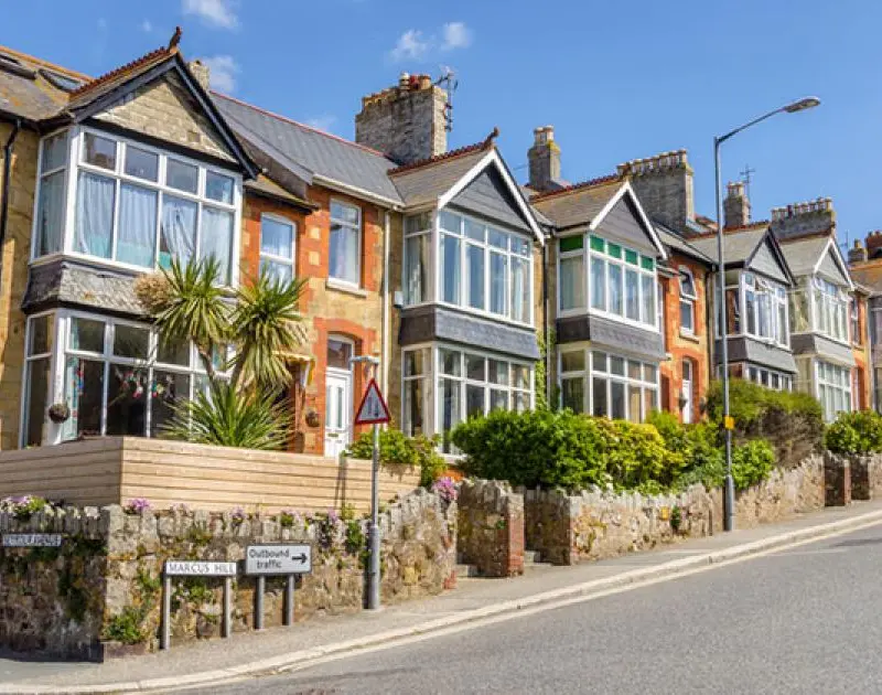 ΗΒ: Οι τράπεζες «παγώνουν» τις αγορές κατοικιών