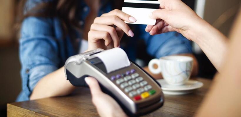 Διαμαρτυρία ΣΕΚ για χρεώσεις τραπεζών