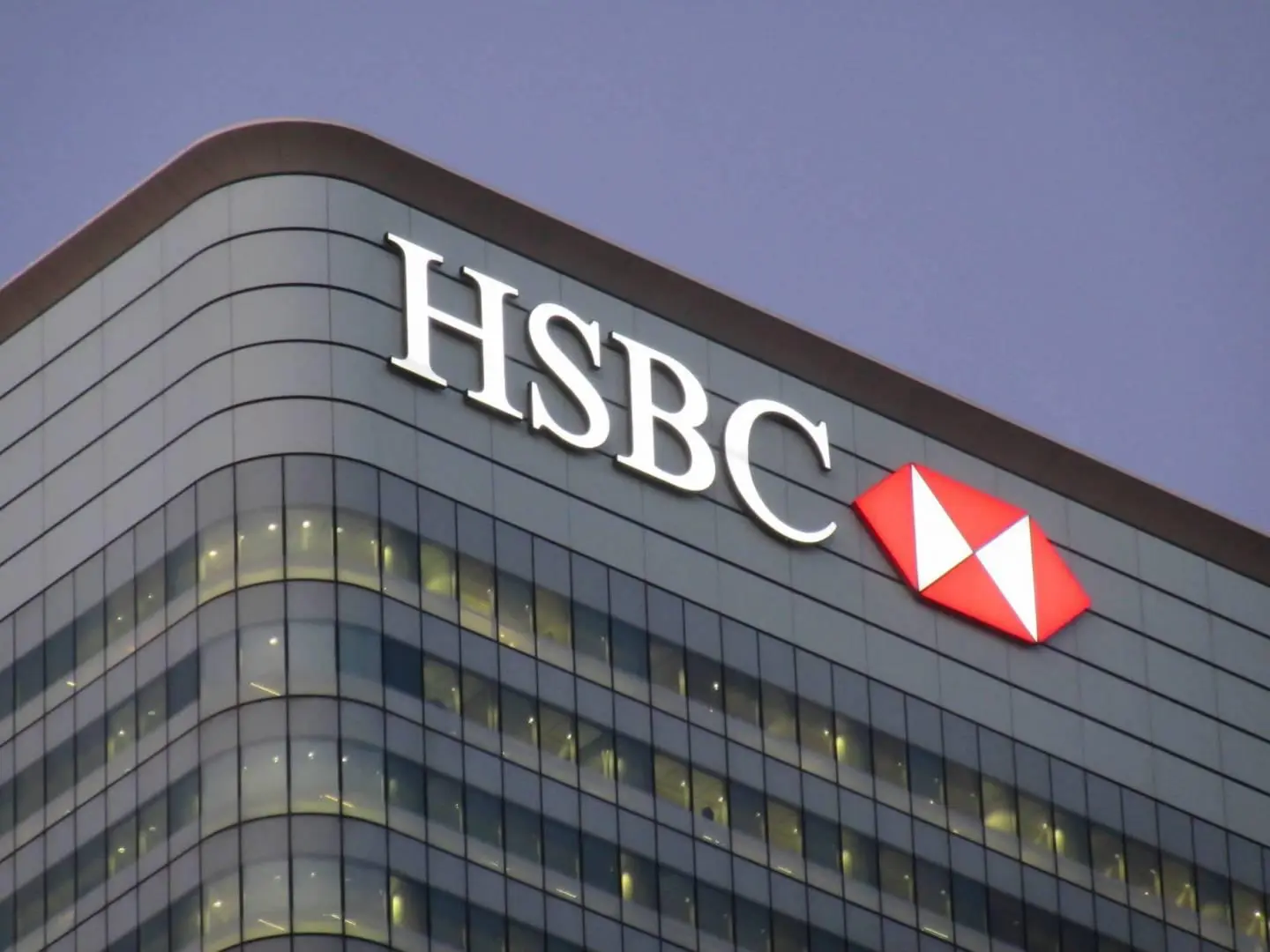 Η HSBC εγκαταλείπει εμβληματικό ουρανοξύστη για μικρότερα γραφεία
