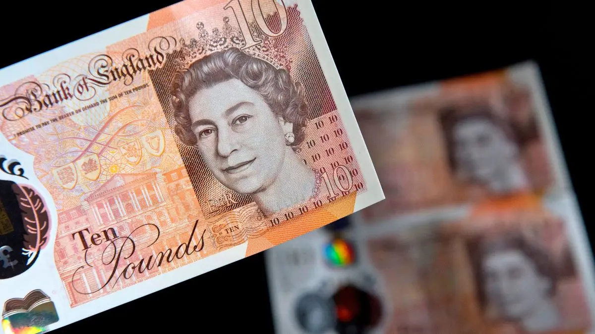 Γιατί κατρακυλάει ξαφνικά η βρετανική λίρα;