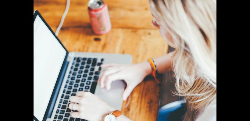 Έρευνα: Πόσα χρήματα μπορούν να «γλιτώσουν» όσοι εργάζονται υβριδικά