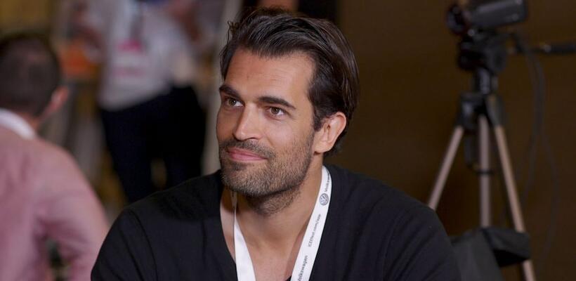 Alex Khan: Ο κόσμος εστιάζει πολύ στα likes και τα comments