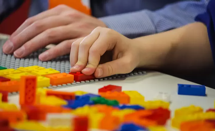 Η LEGO φτιάχνει ειδικά τουβλάκια για τυφλά παιδιά