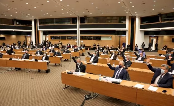 «Σκάκι» νομοσχεδίων στην τελευταία ολομέλεια