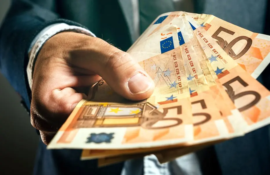 Τελικά ποιος δικαιούται και ποιος όχι 13ο μισθό