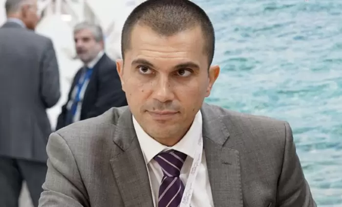 Υπομονή και πράσινο διαβατήριο με Ρωσία και Η.Β. συστήνει ο Περδίος