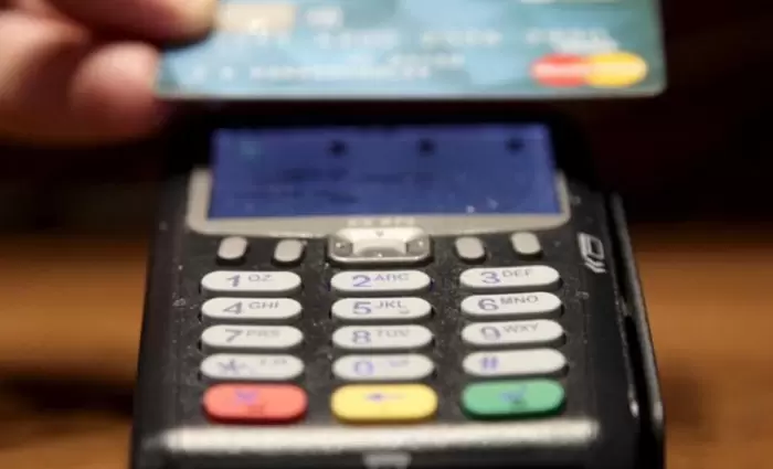 Όλο και περισσότεροι Κύπριοι εγκαταλείπουν τα μετρητά