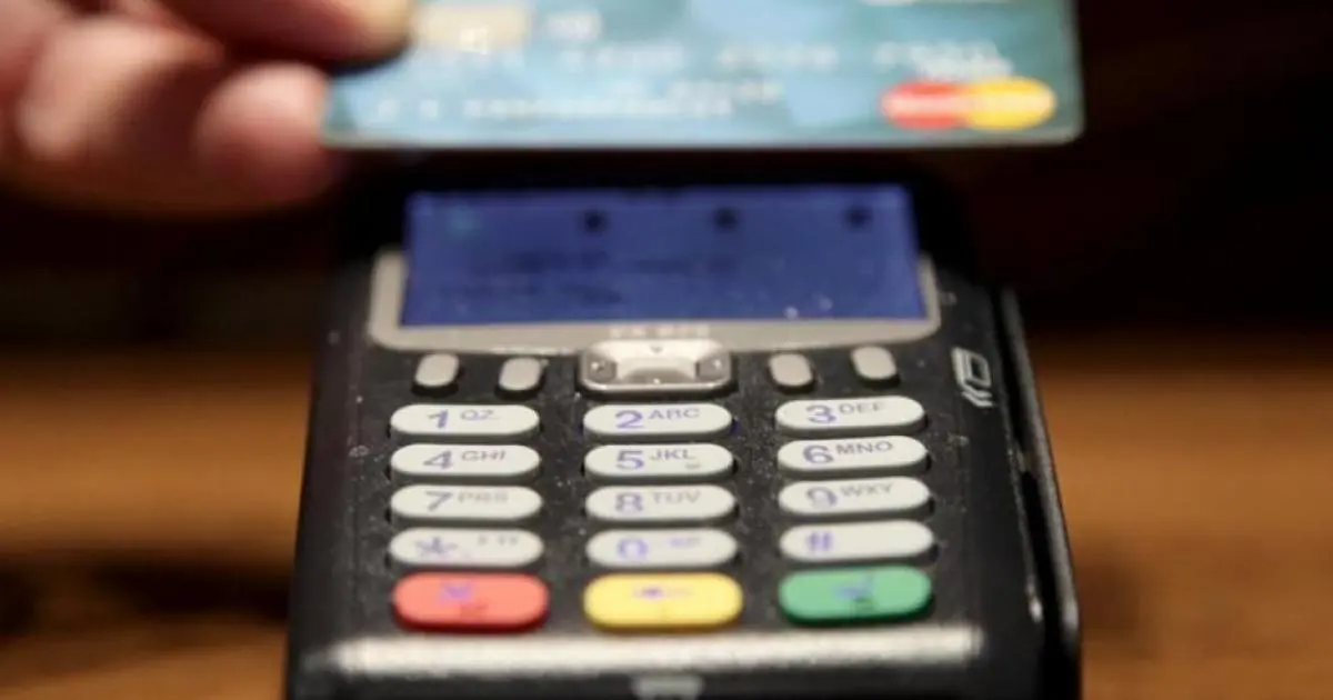 Όλο και περισσότεροι Κύπριοι εγκαταλείπουν τα μετρητά