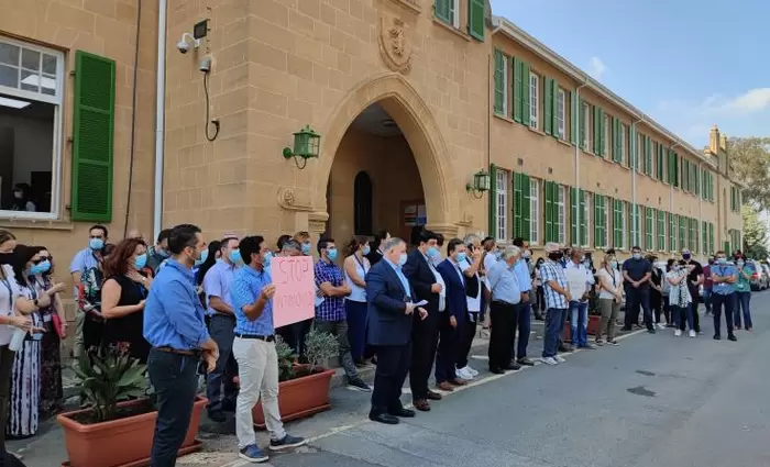 Αλληλεγγύη στο προσωπικό της Αγγλικής Σχολής από συντεχνίες και συναδέλφους