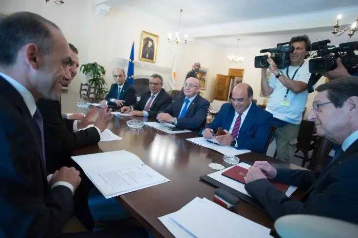 Ρύθμιση απεργίας και απόφαση Δικαστηρίου για δημόσιους συζήτησαν εργοδότες-ΠτΔ