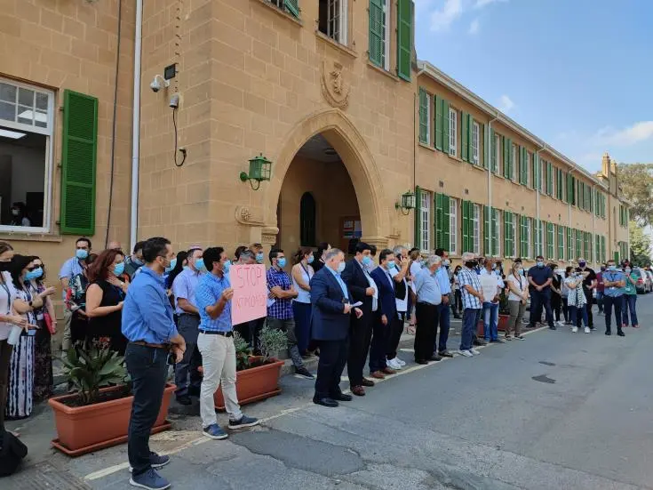 Αλληλεγγύη στο προσωπικό της Αγγλικής Σχολής από συντεχνίες και συναδέλφους