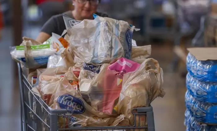 Υπεραγορές στο Ηνωμένο Βασίλειο καταργούν τα πλαστικά περιτυλίγματα