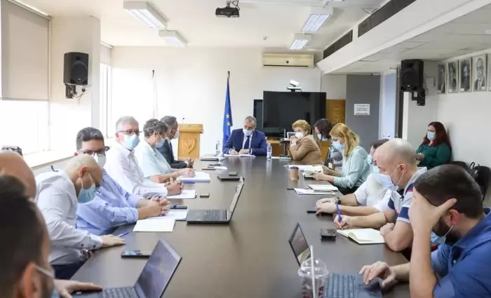 Covid-19: Βλέπει εκτάκτως την Επιστημονική Επιτροπή ο Υπ. Υγείας