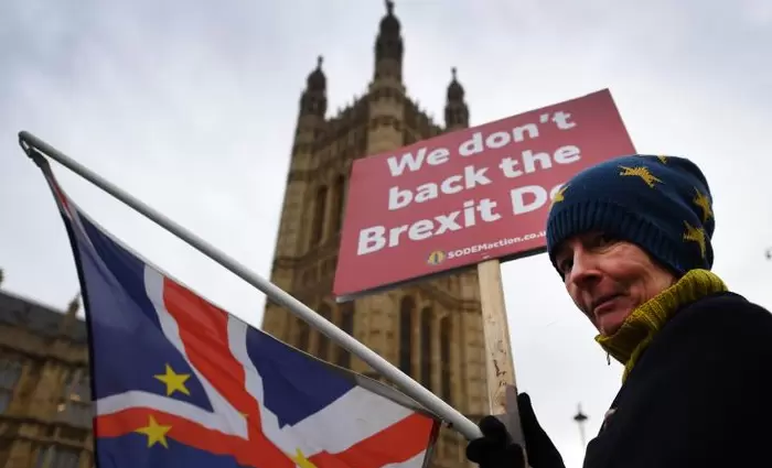 Νέα αναβολή της ψηφοφορίας για τη συμφωνία Brexit εξετάζει η Μέι