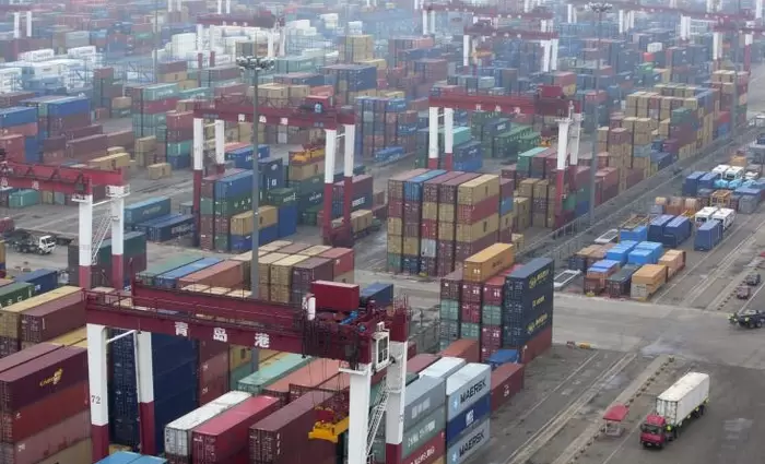 Συρρικνώθηκαν οι εξαγωγές της Κίνας