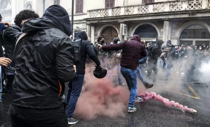 Επεισόδια στη Ρώμη σε κινητοποίηση για άνοιγμα του λιανεμπορίου