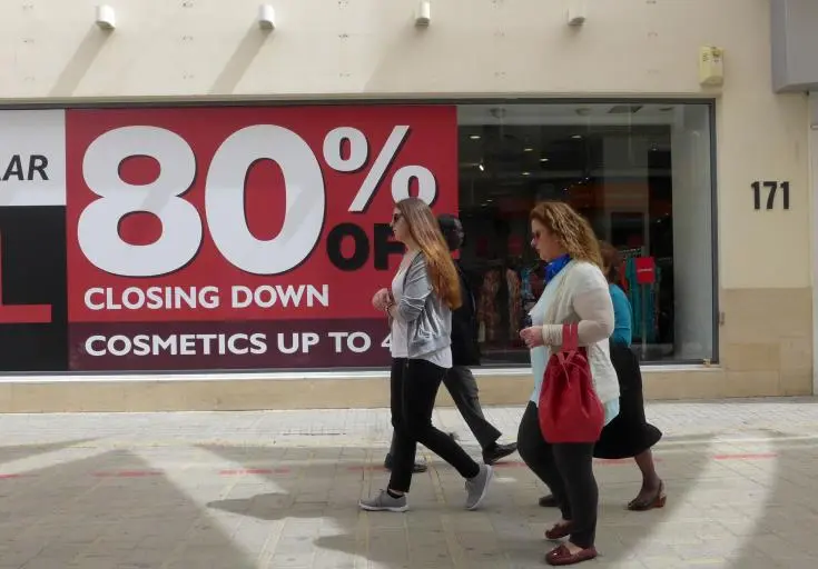 Οι υπηρεσίες τράβηξαν προς τα κάτω το οικονομικό κλίμα