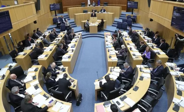 Προς ψήφιση η επέκταση προστασίας μικρών επιχειρήσεων από καταχρηστικές ρήτρες