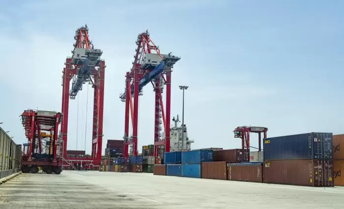 Μειώθηκε οριακά το εμπορικό έλλειμμα