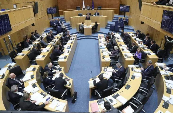 Προς ψήφιση η επέκταση προστασίας μικρών επιχειρήσεων από καταχρηστικές ρήτρες