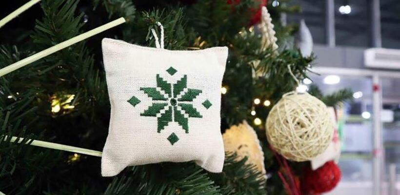 Λευκαρίτικο στολίδι στο χριστουγεννιάτικο δέντρο στον αερολιμένα Λάρνακας