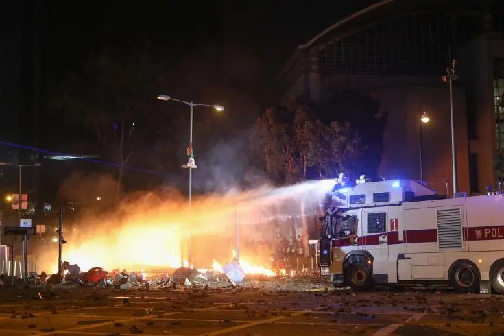 Χονγκ Κονγκ: Εκατοντάδες διαδηλωτές εγκλωβίστηκαν από την Αστυνομία