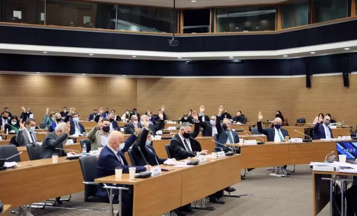 Συνεδριάζει εκτάκτως η Ολομέλεια της Βουλής για το ΦΠΑ στο ρεύμα