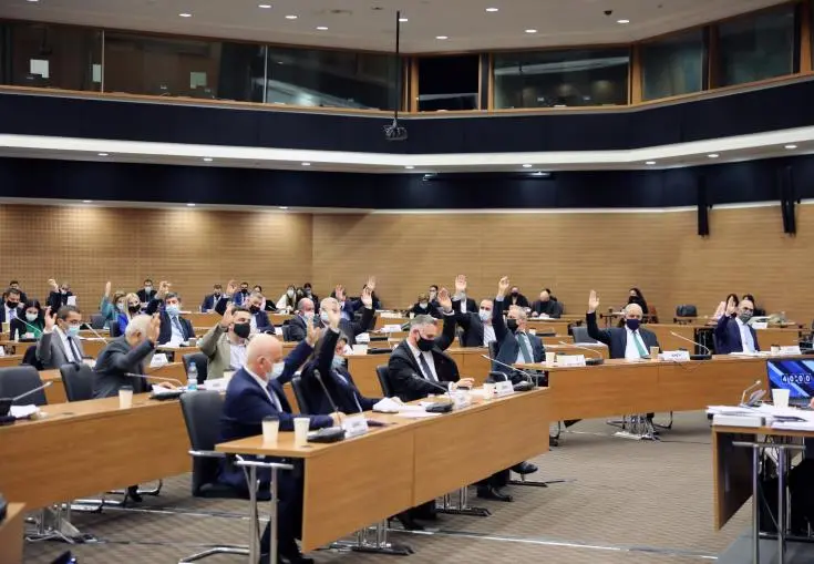 Συνεδριάζει εκτάκτως η Ολομέλεια της Βουλής για το ΦΠΑ στο ρεύμα