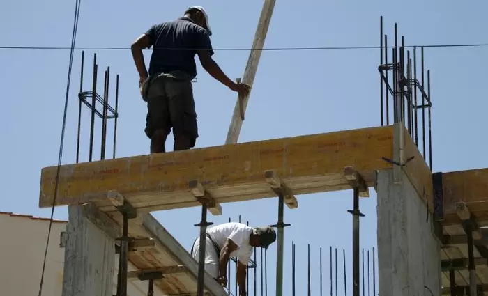 Ποιες δουλειές σταματούν λόγω καύσωνα (λίστα)