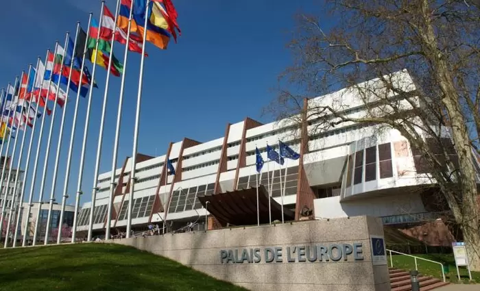 Σηκώνει πάλι 