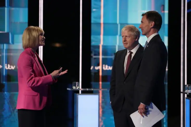Τηλεοπτική αναμέτρηση Τζόνσον-Χαντ με διαφωνίες για την τακτική στο Brexit