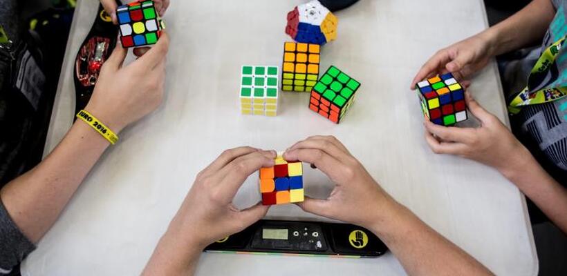 Ρομποτικός βραχίονας με τεχνητή νοημοσύνη λύνει τον κύβο του Ρούμπικ σε 4'