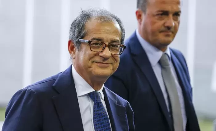 Ιταλός ΥΠΟΙΚ: Δεν βλέπει εμπόδια στη συμφωνία με ΕΕ για προϋπολογισμό