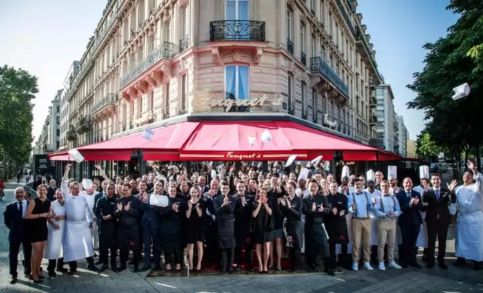 Άνοιξε ξανά η διάσημη μπρασερί Le Fouquet's στο Παρίσι