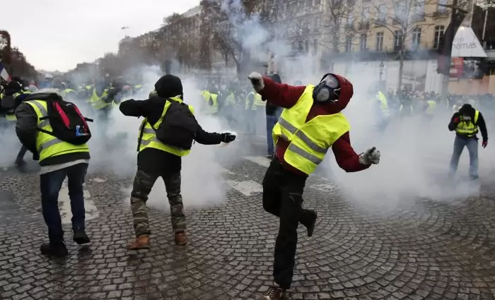 Κίτρινα γιλέκα: 481 προσαγωγές στο Παρίσι, 211 άτομα τέθηκαν υπό προσωρινή κράτηση