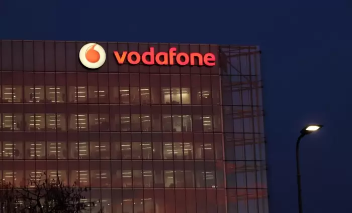 Vodafone: Δημοπρασία χρέους έως €2 δισ. με πωλήσεις ομολόγων σε ευρώ & στερλίνα