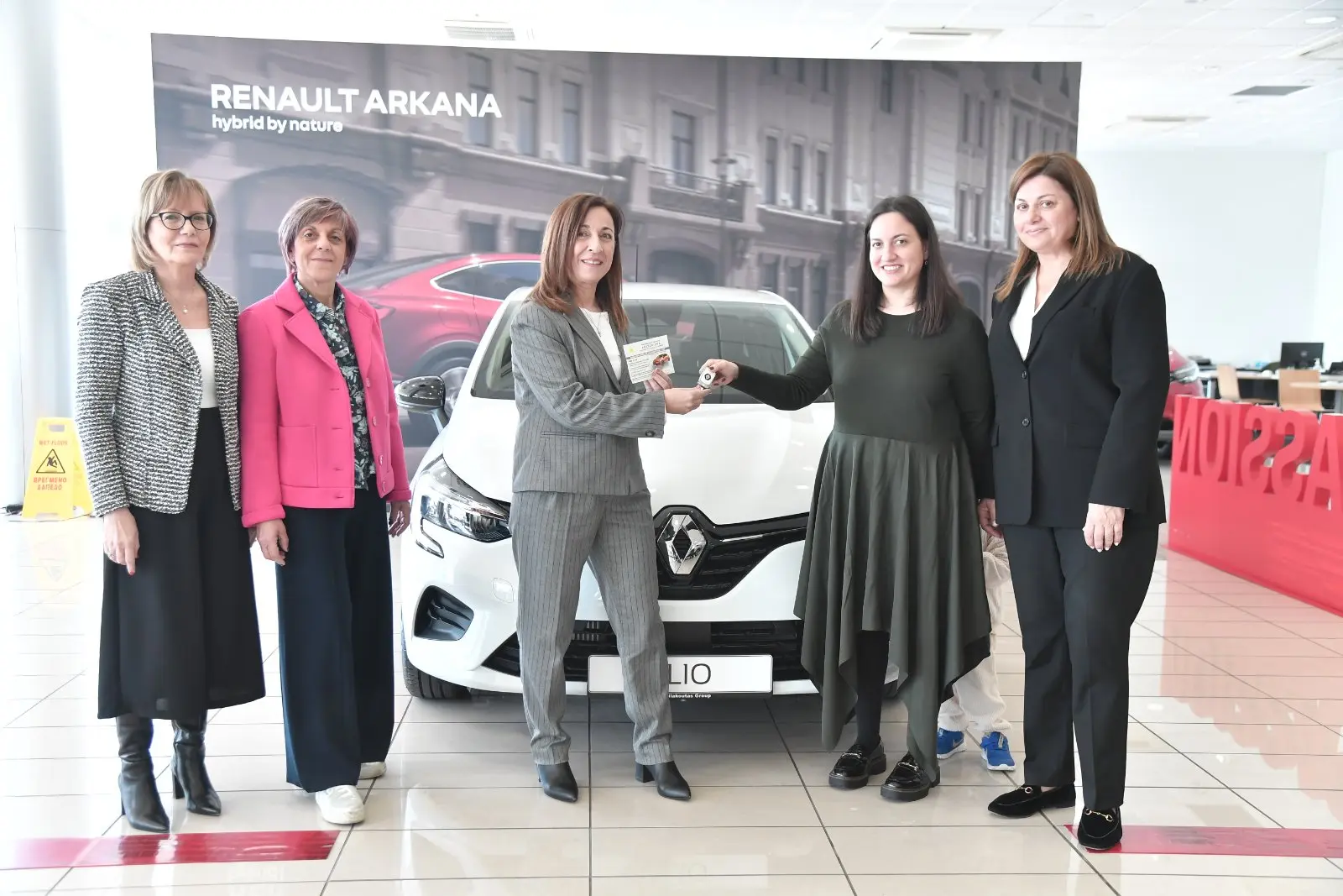 Παρέλαβε το Renault Clio η τυχερή νικήτρια Άντρη Παπαϊωάννου