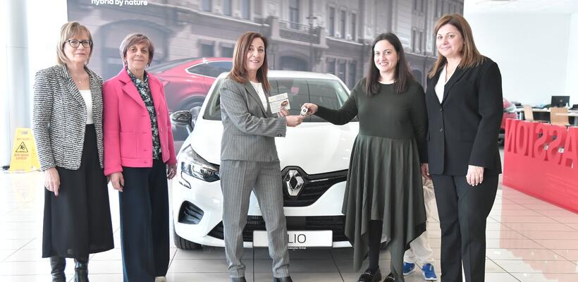 Παρέλαβε το Renault Clio η τυχερή νικήτρια Άντρη Παπαϊωάννου