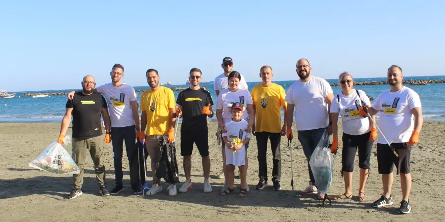Καθαρισμός παραλίας στη Λεμεσό από την Parimatch Cyprus
