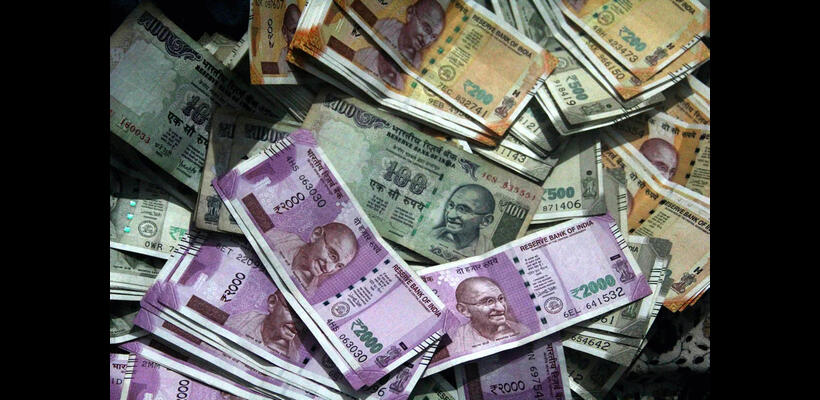 Η αυξημένη ζήτηση για δολάρια έριξε στα τάρταρα την ινδική ρουπία (γράφημα)