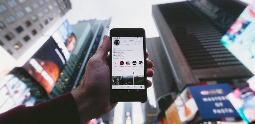 Οι νέοι εμπιστεύονται περισσότερο τους influencers παρά τις μάρκες