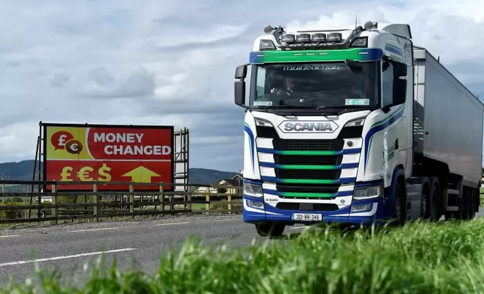 Ψάχνουν εμπορικό δίαυλο Μεγάλης Βρετανίας - Βόρειας Ιρλανδίας