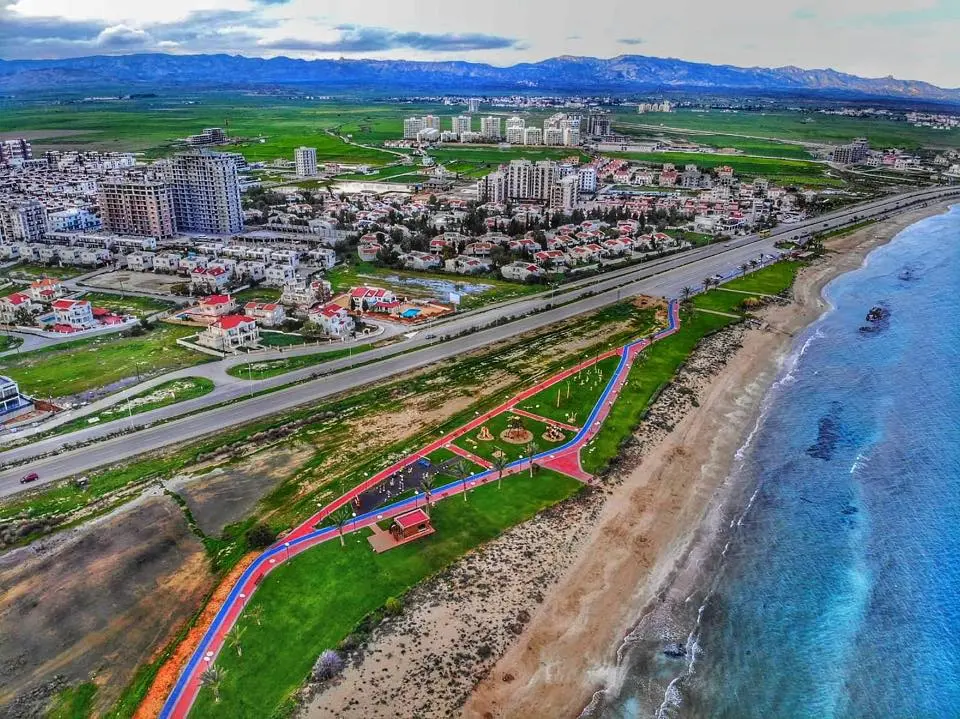 Οι τιμές σπρώχνουν τους ξένους στα κατεχόμενα και όχι ο πόλεμος στο Ισραήλ