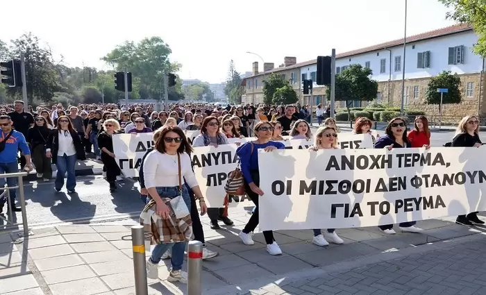 Στάση εργασίας πραγματοποιούν χαμηλόμισθοι δημόσιοι υπάλληλοι