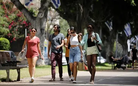 Έβγαλαν τις μάσκες και 