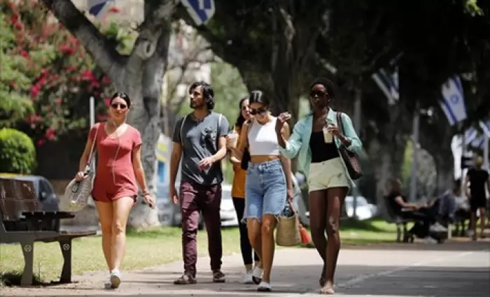 Έβγαλαν τις μάσκες και 