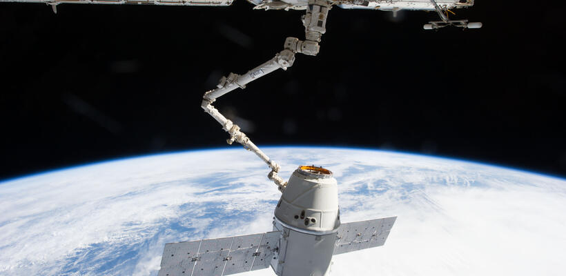 Έφθασε στον Διεθνή Διαστημικό Σταθμό η κάψουλα Dragon της SpaceX