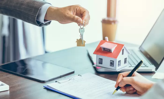 Βραχυχρόνιες µισθώσεις: Η πηγή του κακού ή το εύκολο θύµα;