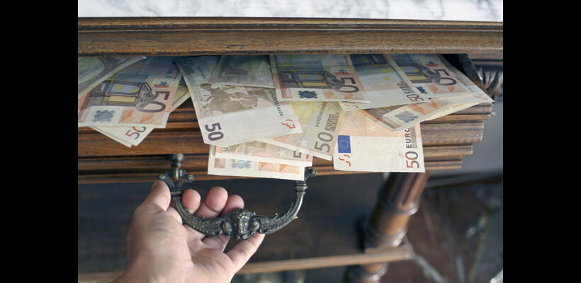 Ξανά στα συρτάρια τα μετρητά «για παν ενδεχόμενο»